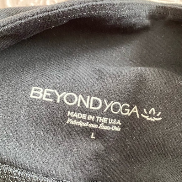 Super Cute BEYOND YOGA Black Leggings w/Mesh Sides Large - Picture 4 of 4